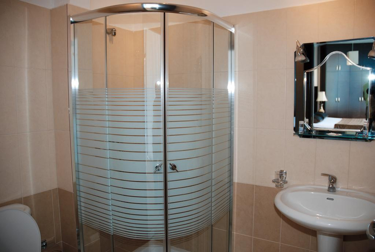 Bathroom 4, Hotel Royal Saranda, Sarandës