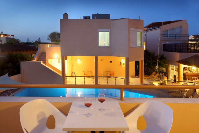 Exterior & Views