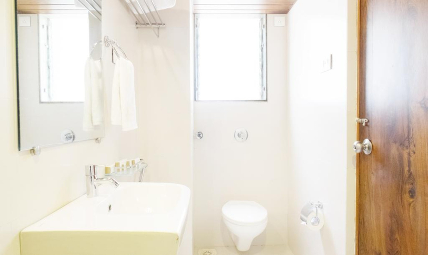 Bathroom 4, J Esvi, Mumbai Suburban