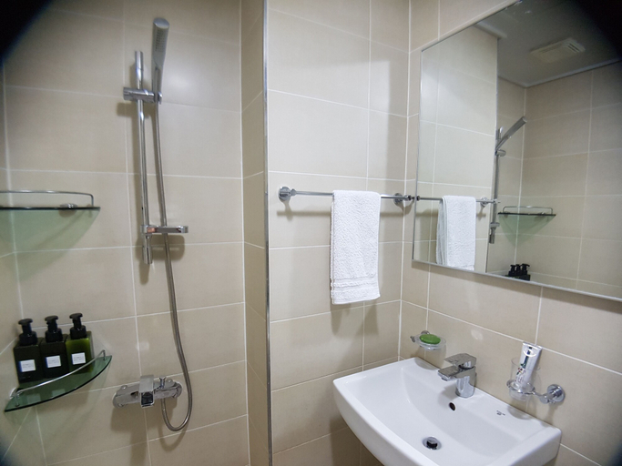 Bathroom 3, Maritimo Pension, Suyeong