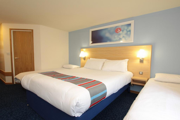 Bedroom 5, Travelodge Barnsley, Barnsley