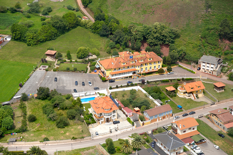 Exterior & Views