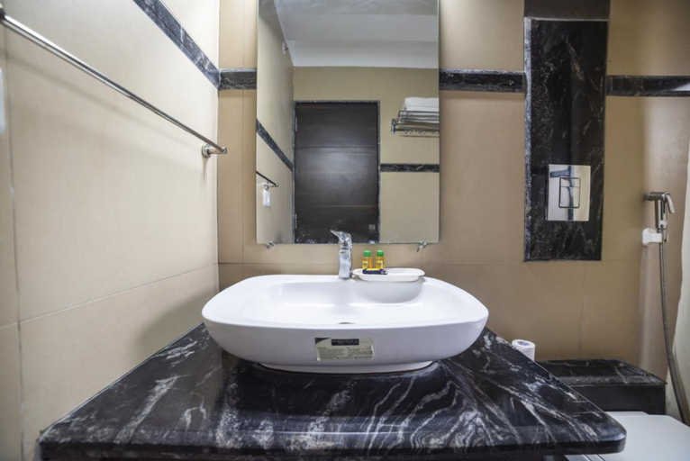 Bathroom 4, Fabhotel Sumati Baner, Pune