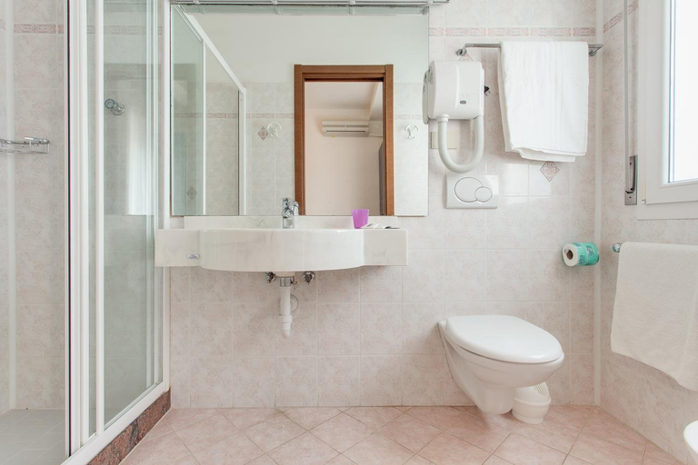 Bathroom 4, Costa Verde, Ravenna