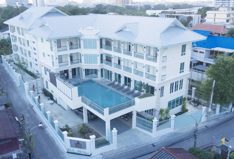 Exterior & Views 9