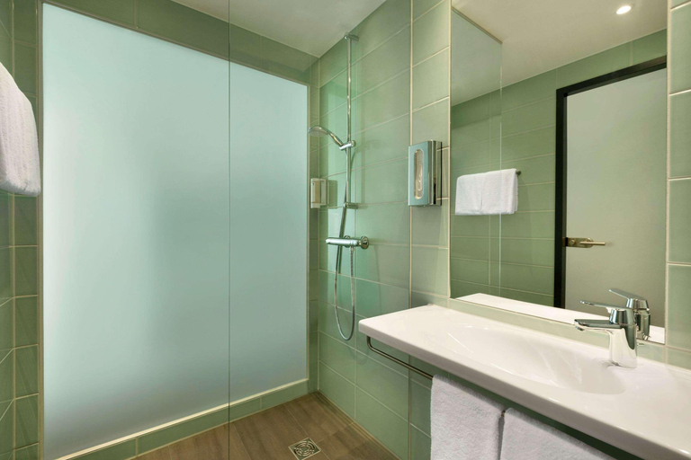 Bathroom 4, Premier Inn Freiburg City Nord Hotel, Freiburg im Breisgau