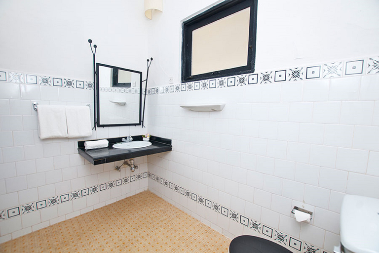 Bathroom 3, O Pescador, North Goa