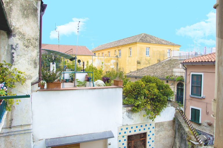 Exterior & Views