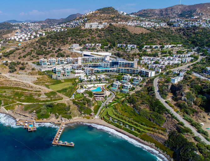 Exterior & Views