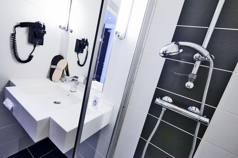 Bathroom 4, Kyriad Laval, Mayenne