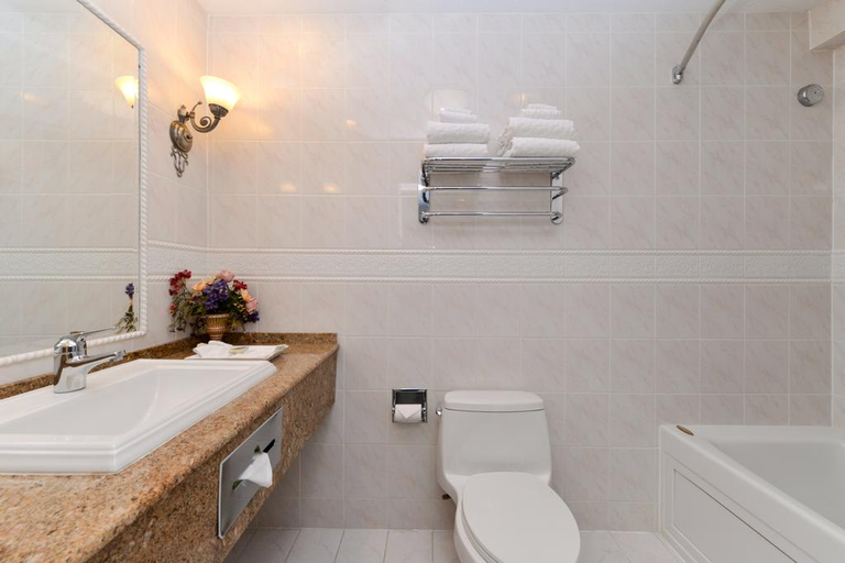 Bathroom, Napa Valley Hotel & Suites, Napa
