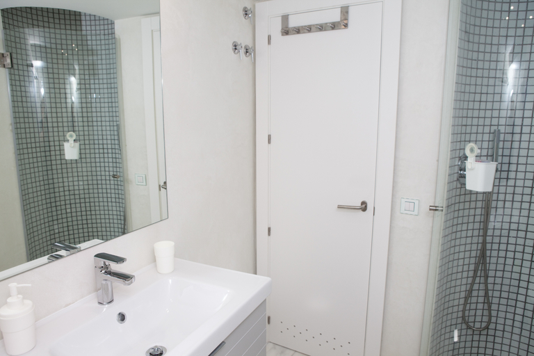 Bathroom 4, Malaga City Breaks, Málaga
