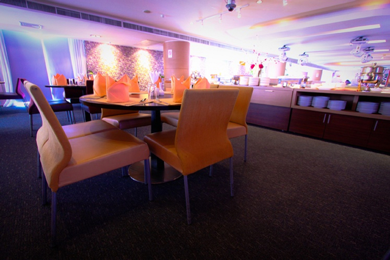 Food & Drinks 5, Veronica Residence, Huai Kwang