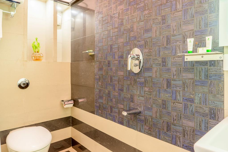 Bathroom 4, Treebo Metropolis, Mumbai Suburban