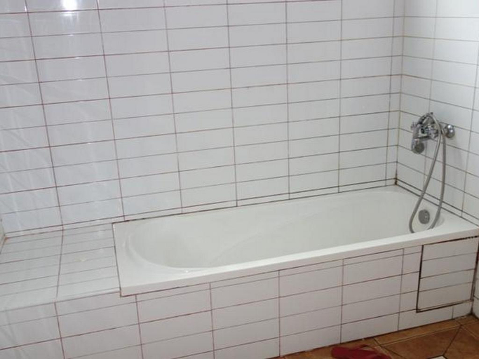 Bathroom 3, Yahoo Guesthouse, Kampala