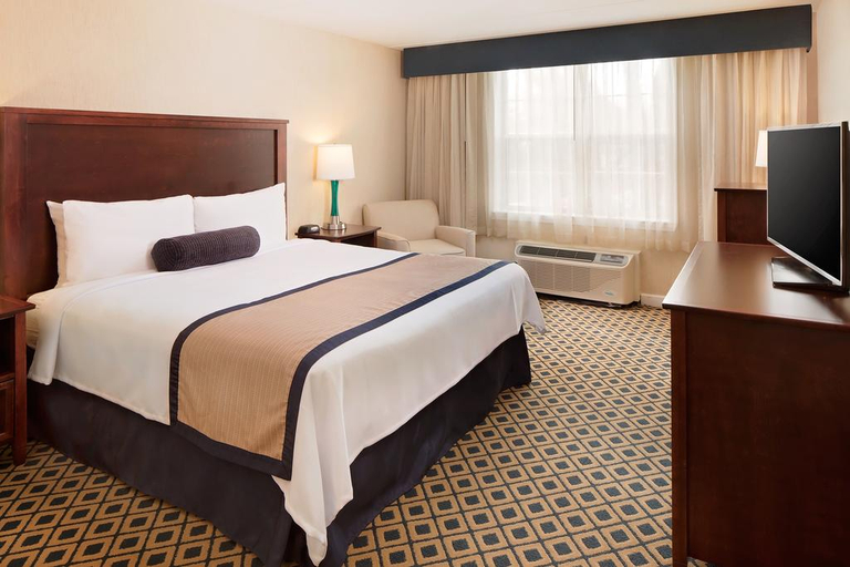 Bedroom 3, Westford Regency Inn & Conference Center, Middlesex