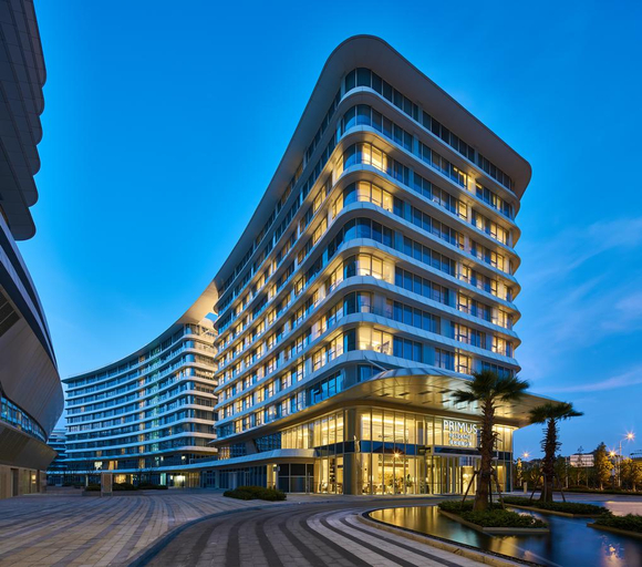 Exterior & Views