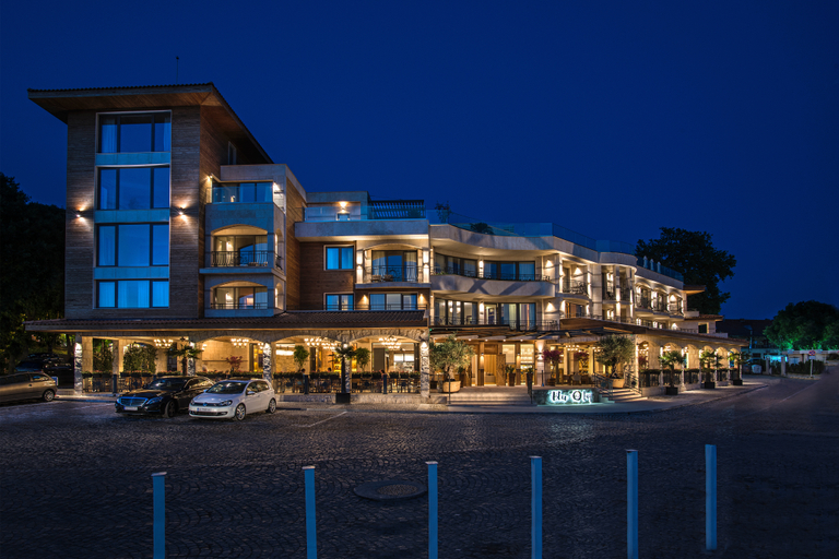 Exterior & Views