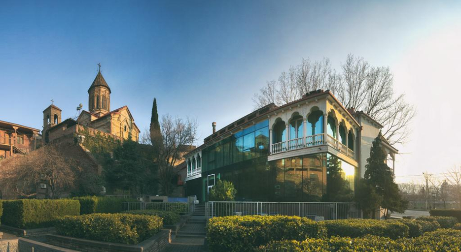 Exterior & Views