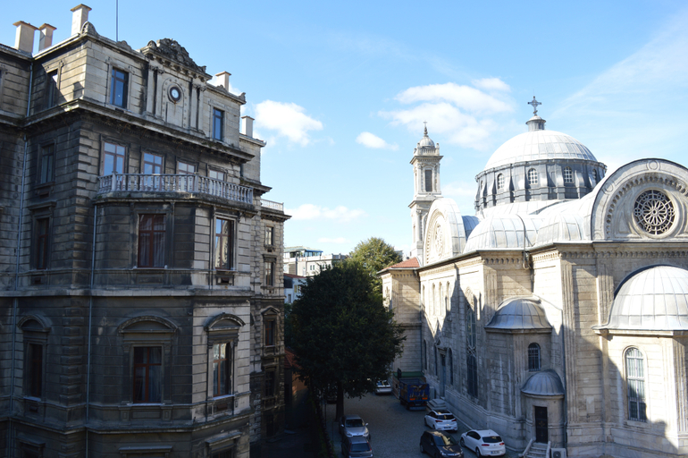 Exterior & Views