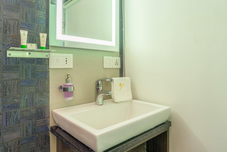 Bathroom 4, Treebo Metropolis, Mumbai Suburban
