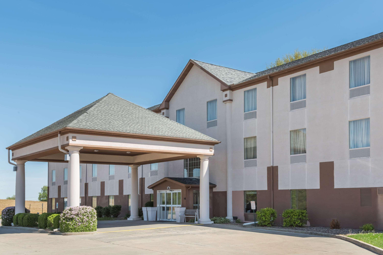 Exterior & Views, Seasons Inn and Suites Highland, Madison