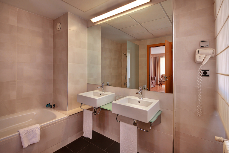 Bathroom 4, U Hotel Villa-Goma, Zaragoza
