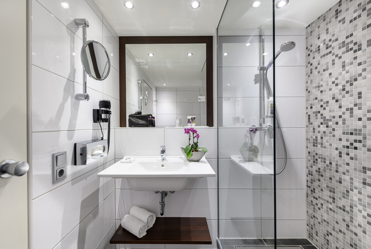 Bathroom 5, Mercure Hotel Duisburg City, Duisburg