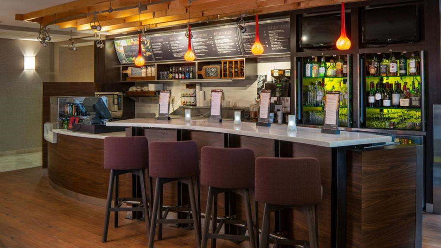 Food & Drinks 5, Courtyard Baton Rouge Siegen Lane, East Baton Rouge