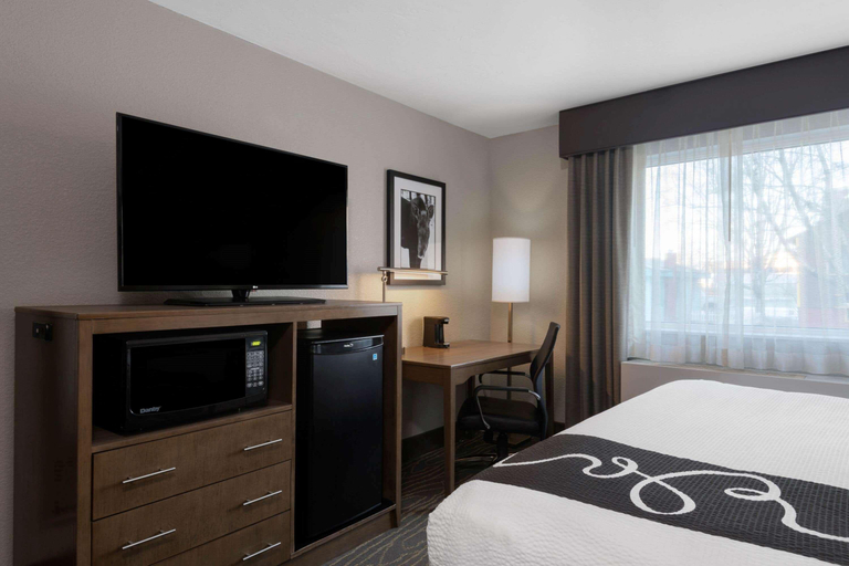 Bedroom, La Quinta Inn & Suites Anchorage Airport, Anchorage