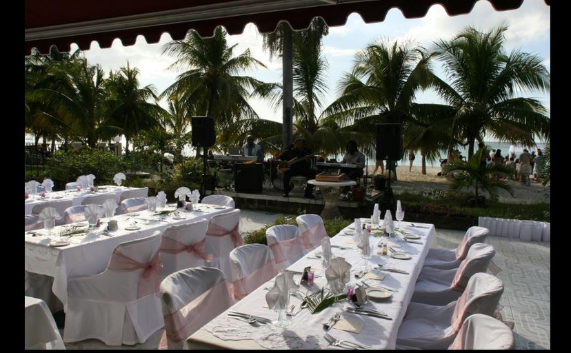 Food & Drinks, Charela Inn