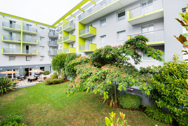 Exterior & Views