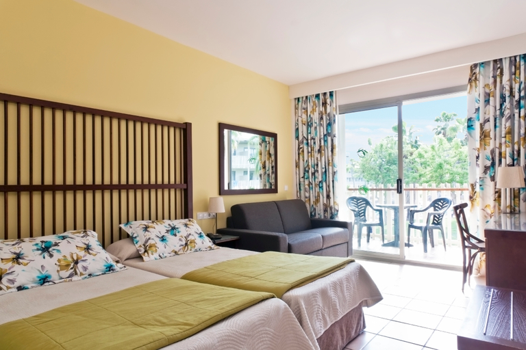 Bedroom 3, Roulette PortAventura + Ticket Included, Tarragona