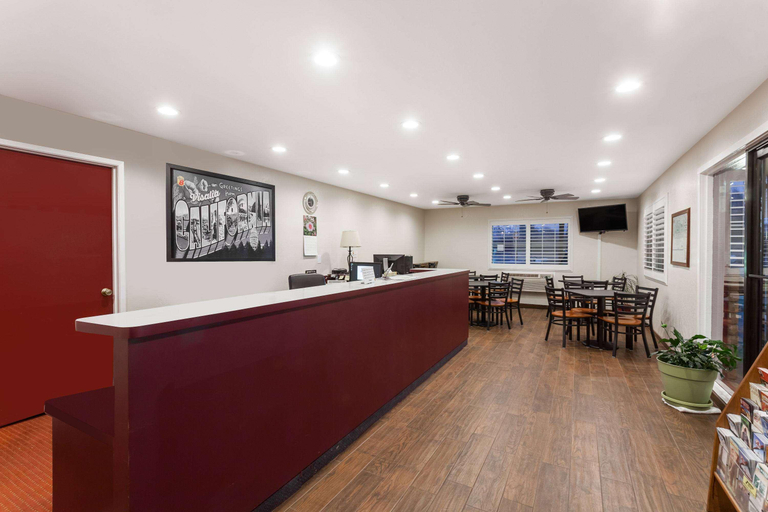 Public Area 2, Super 8 by Wyndham Visalia, Tulare