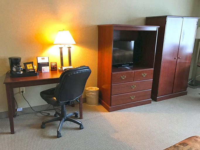 Bedroom 3, Oakes Hotel Overlooking the Falls, Niagara