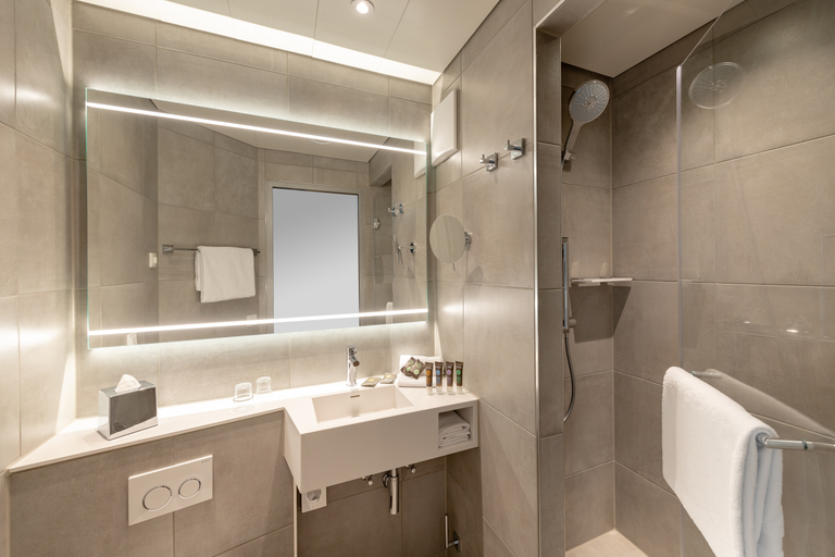 Bathroom 5, Novotel Munich Messe, München