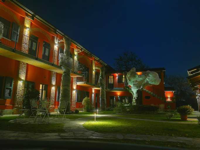 Exterior & Views 25