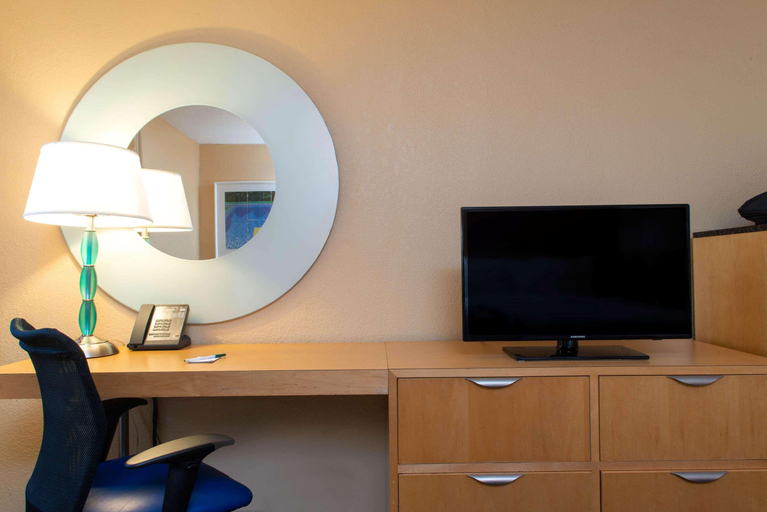 Bedroom 3, La Quinta by Wyndham Deerfield Beach I-95, Broward