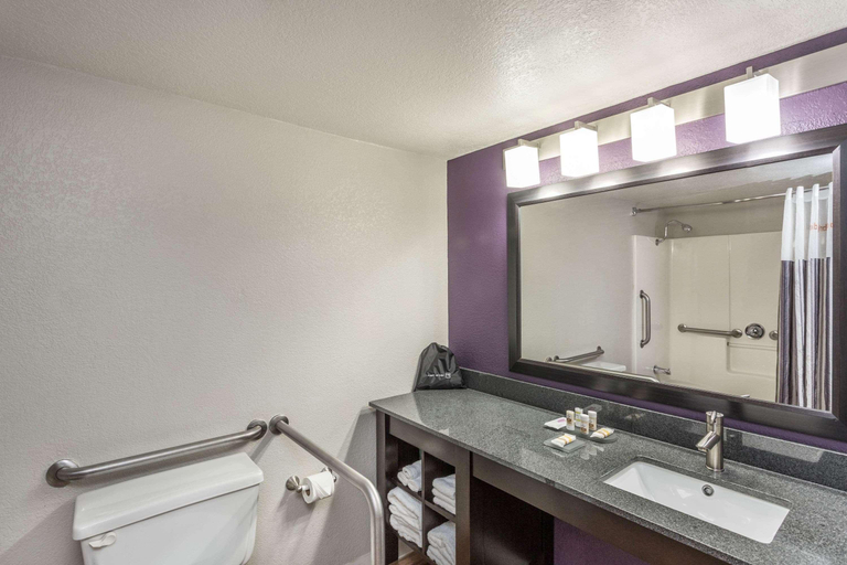 Bathroom 4, La Quinta Inn Orlando - Universal Studios, Orange