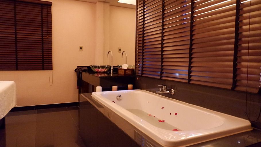 Bathroom 5, Signature Pattaya Hotel, Pattaya