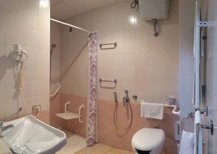 Bathroom 4, delle Palme, Messina