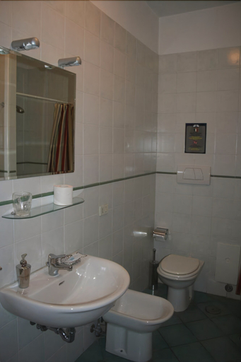 Bathroom 5, Cappella Vecchia 11, Napoli