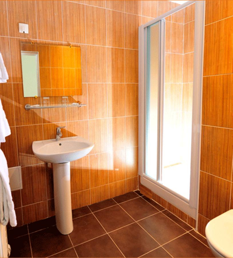 Bathroom, Le Victor Hugo, Hauts-de-Seine