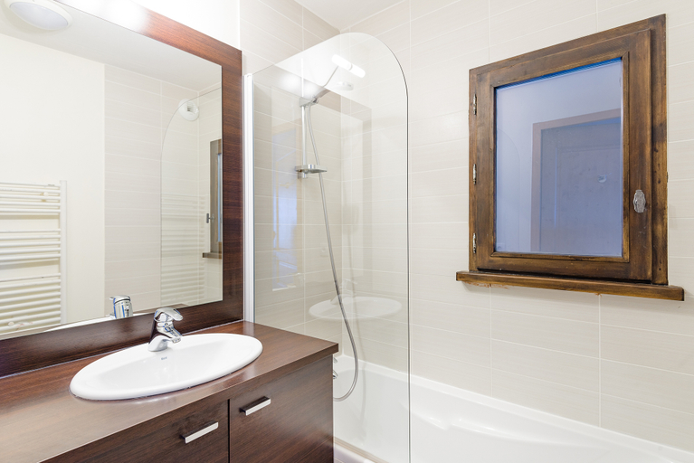 Bathroom 4, Lagrange Vacances Les Fermes Emiguy, Haute-Savoie