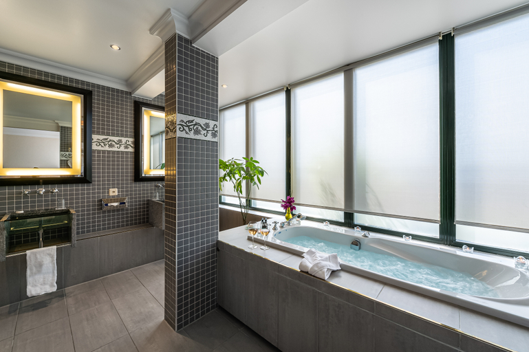 Bathroom 4, Hotel Royal, Genève
