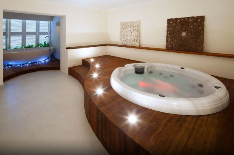 Bathroom 5, Sugar Bay Barbados