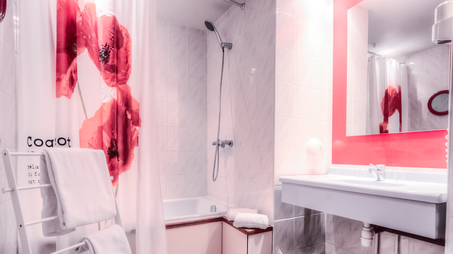 Bathroom 4, Logis Hotel-Restaurant des Acacias, Nord