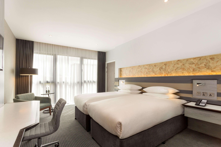 Bedroom 2, DoubleTree by Hilton Edinburgh - Queensferry Cross, Fife