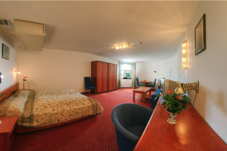 Bedroom 2, Carlton Opera, Wien