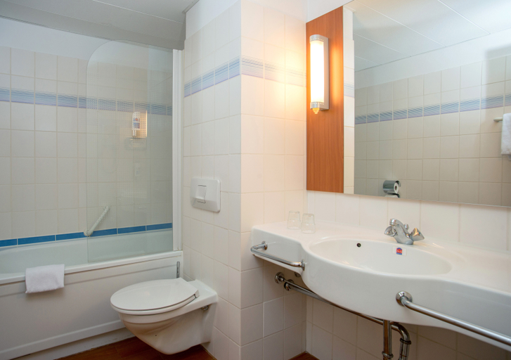 Bathroom 5, PLAZA Premium Columbus Bremen, Bremen